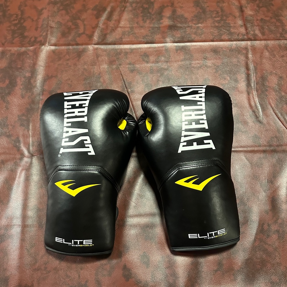 Everlast Elite Black and Yellow Boxing Gloves 16oz